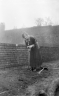 neg. Gwlad digging garden