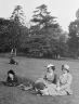 neg. Gwlad, Winnie & Margaret in park